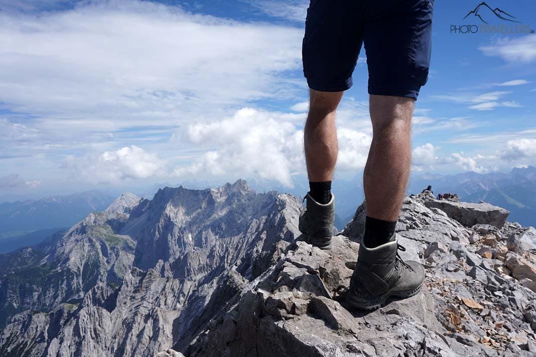 Le blogueur de voyage Florian Westermann avec des chaussures de randonnée dans les Alpes