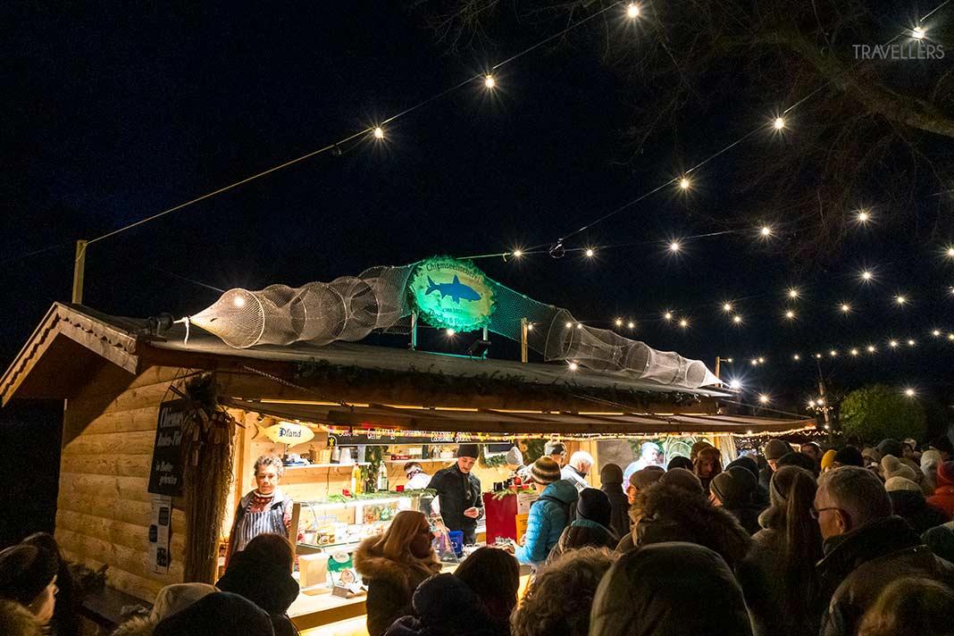 El stand de la pesca del Chiemsee en el mercadillo de Navidad en la Fraueninsel