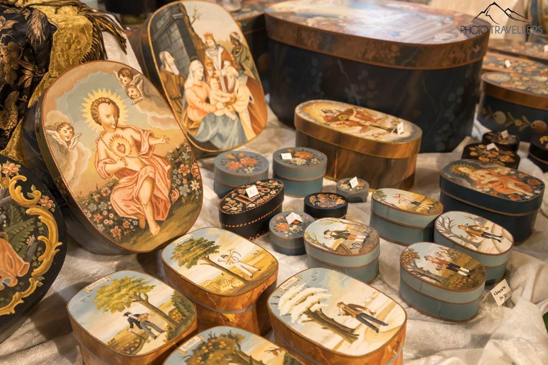 Caja de madera decorada con arte
