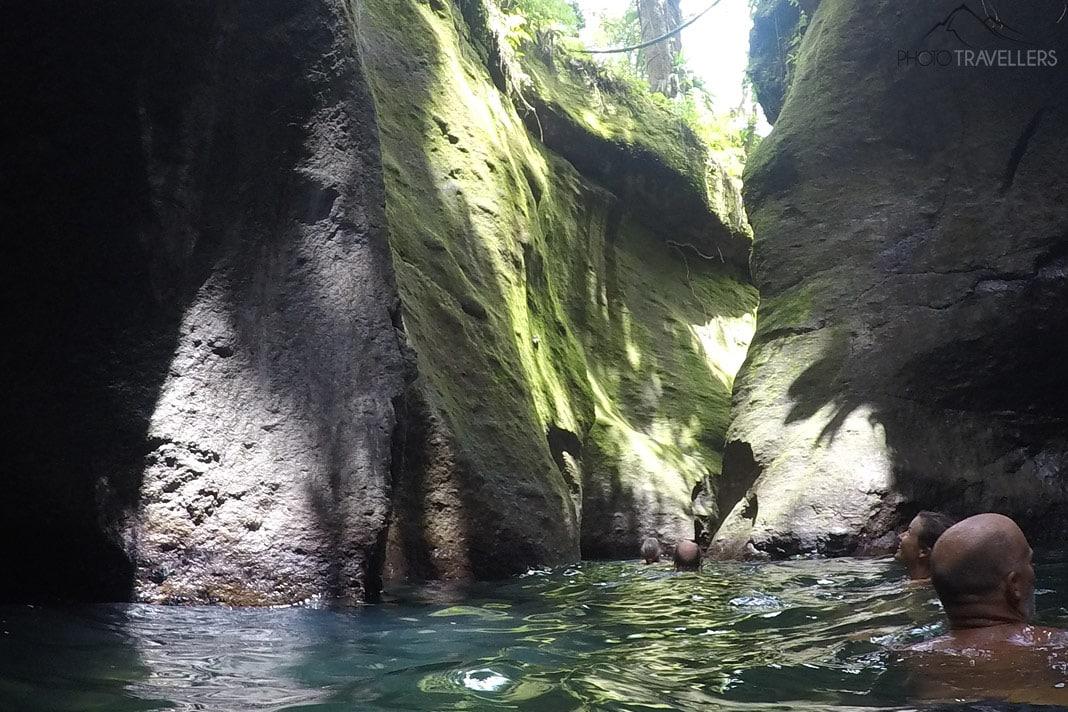 Nadador en la garganta Titou en Dominica
