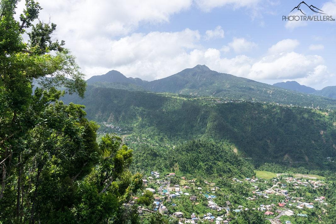 La vista sobre una pequeña localidad en Dominica
