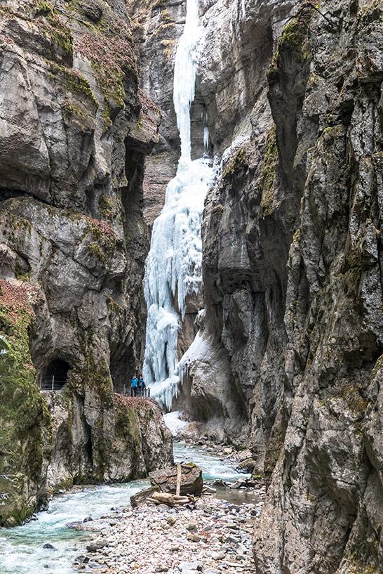 Deux randonneurs sur le chemin de randonnée dans la Partnachklamm en hiver