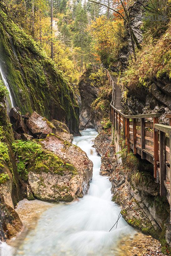 Le sentier en bois dans la Wimbachklamm dans le Berchtesgadener Land