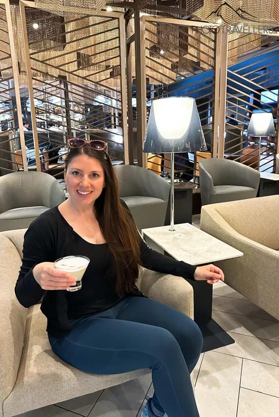 Biggi dans le salon de l'aéroport à Santiago du Chili