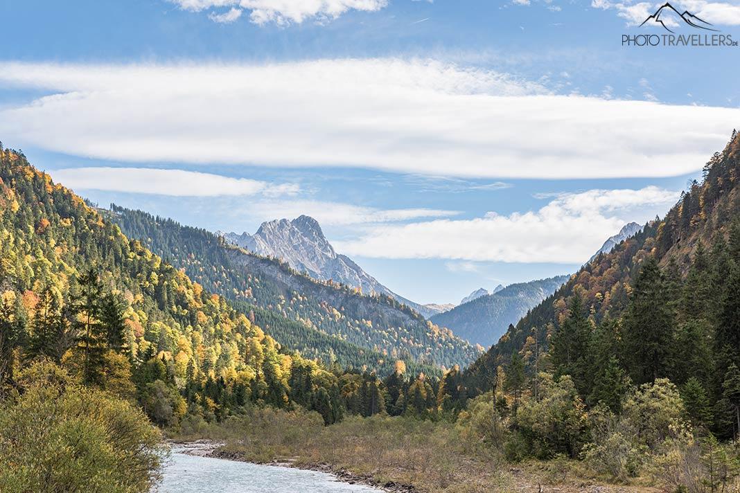 Scène d'automne avec des montagnes dans la vallée de Rissertal