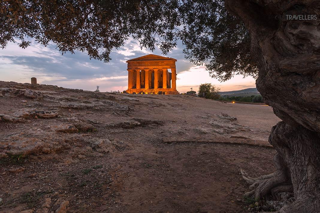 Un templo iluminado en el Valle de los Templos en Sicilia