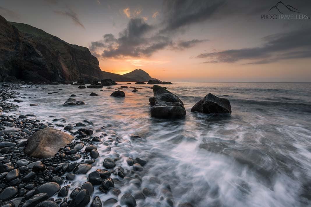 Un amanecer en una hermosa playa rocosa en Madeira