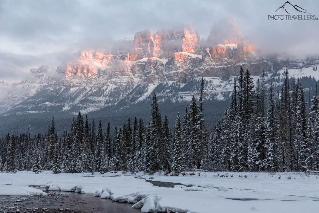 El Castillo Montaña en el Parque Nacional Banff en invierno a primera hora de la mañana