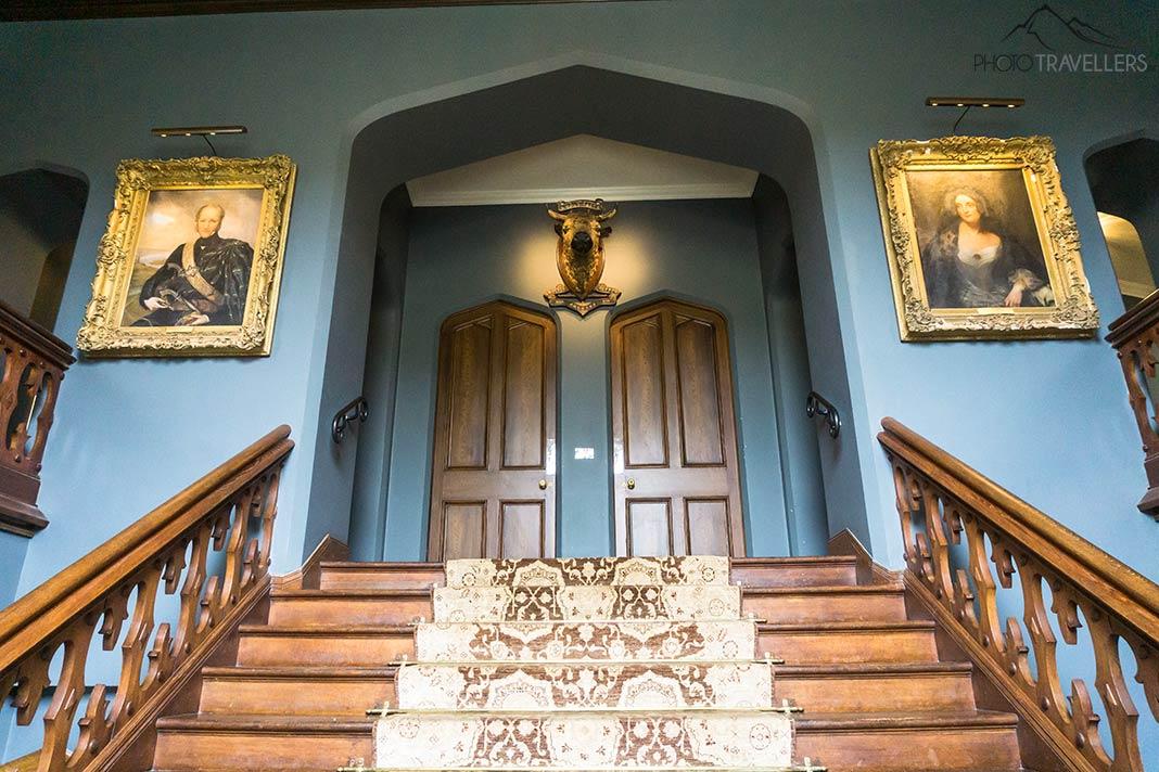 Un escalier avec une porte dans le Château de Dunvegan