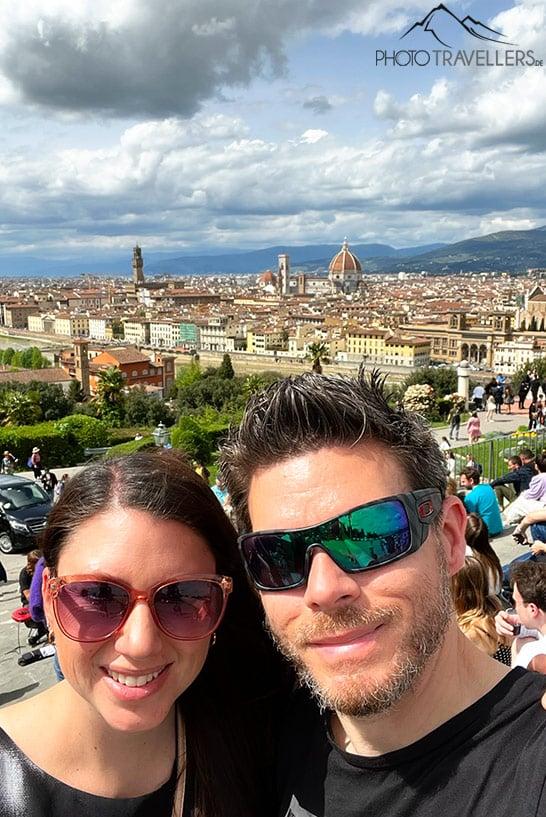 Os blogueiros de viagem Biggi Bauer e Florian Westermann no Piazzale Michelangelo em Florença