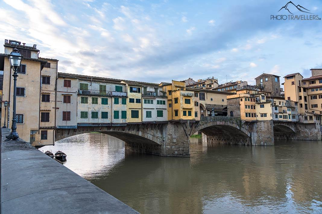 A Ponte Vecchio iluminada pela manhã