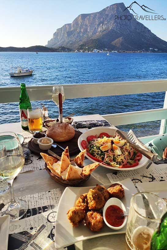 Prato com comida grega em uma taverna à beira-mar em Myrties