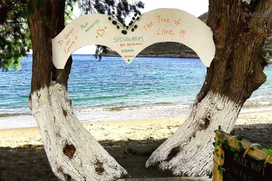 Uma placa de madeira em forma de coração na praia de Vlychadia