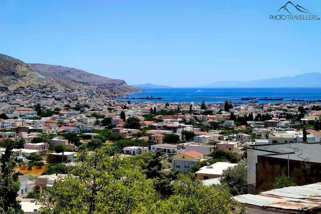 Vista das casas de Pothia para o mar