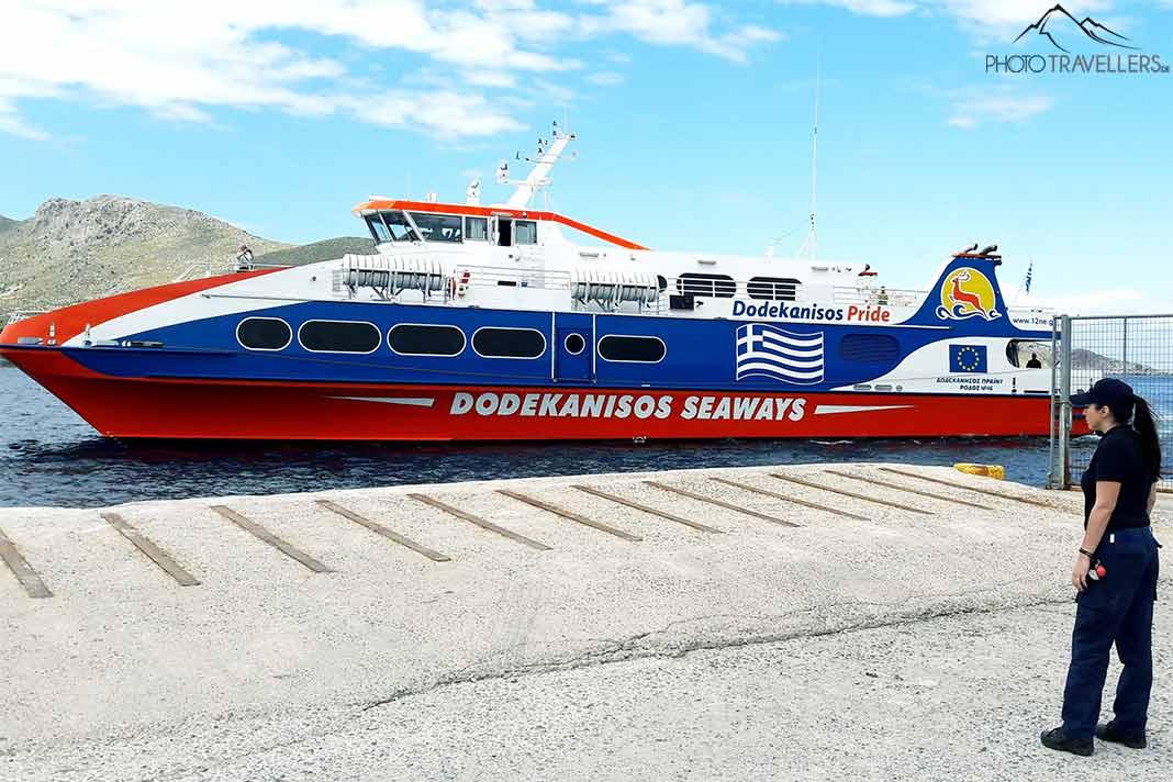 Uma policial está em frente a um barco rápido vermelho e azul