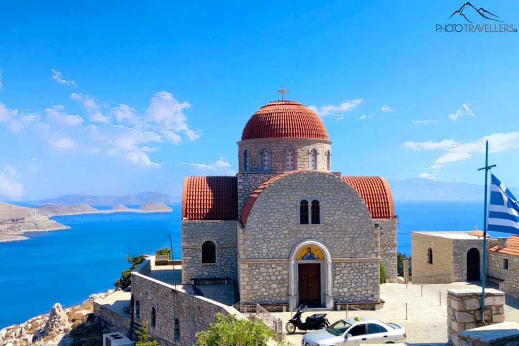 O Mosteiro de Agios Savvas possui uma grande cúpula vermelha