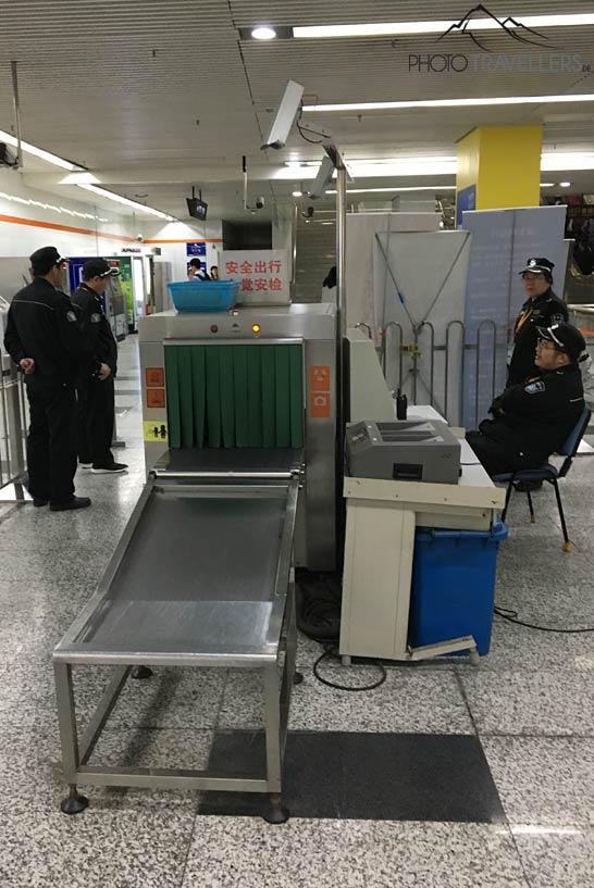 El control de seguridad en el metro de Shanghái