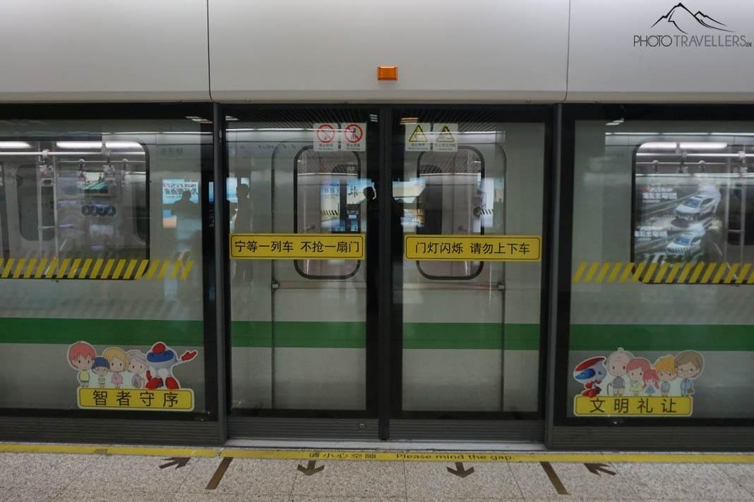 El barón de vidrio en un andén del metro de Shanghái