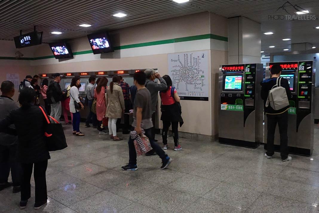 Personas en las máquinas expendedoras de billetes en el metro de Shanghái