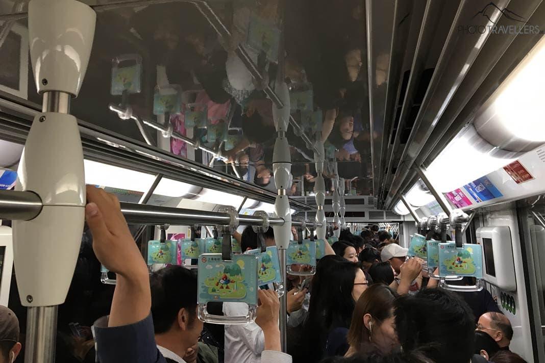 Un vagón de metro en Shanghái visto desde dentro