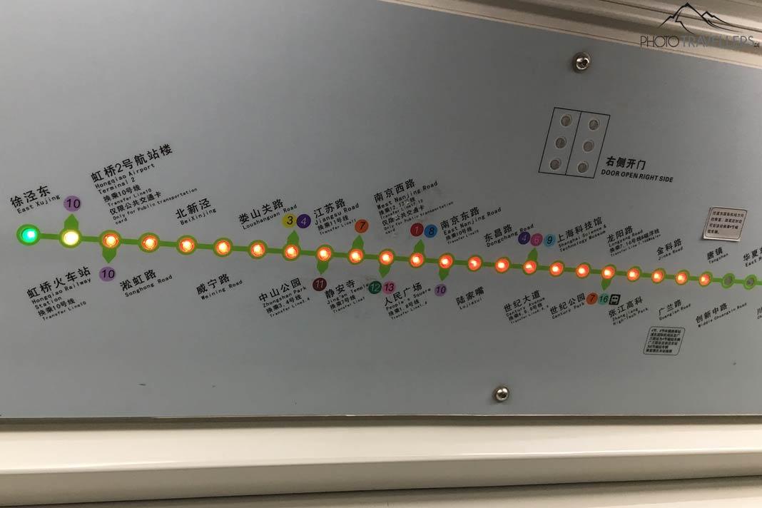 Una pantalla que muestra las estaciones en un vagón de metro en Shanghái