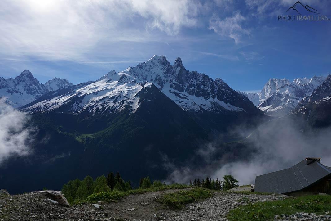 A vista da estação de montanha La Flégère sobre a Aiguille Verte coberta de neve