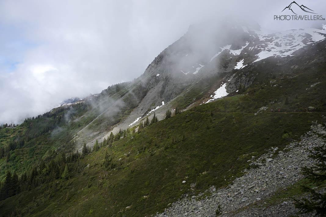 O percurso do Grand Balcon Sud em uma encosta da montanha