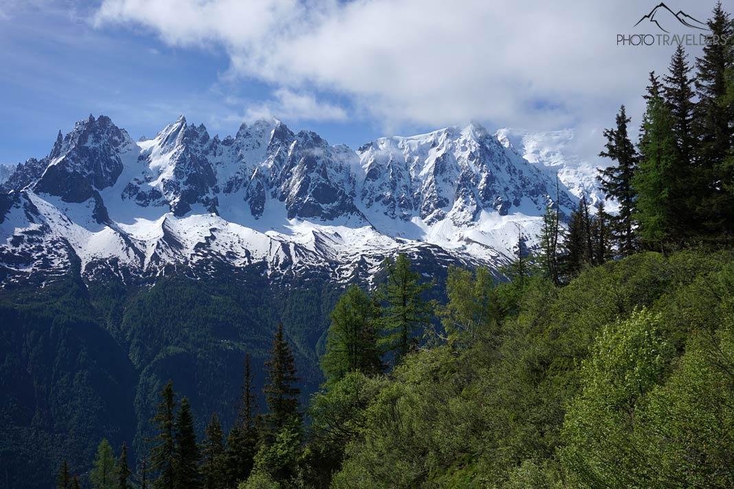 A vista das altas montanhas sobre Chamonix