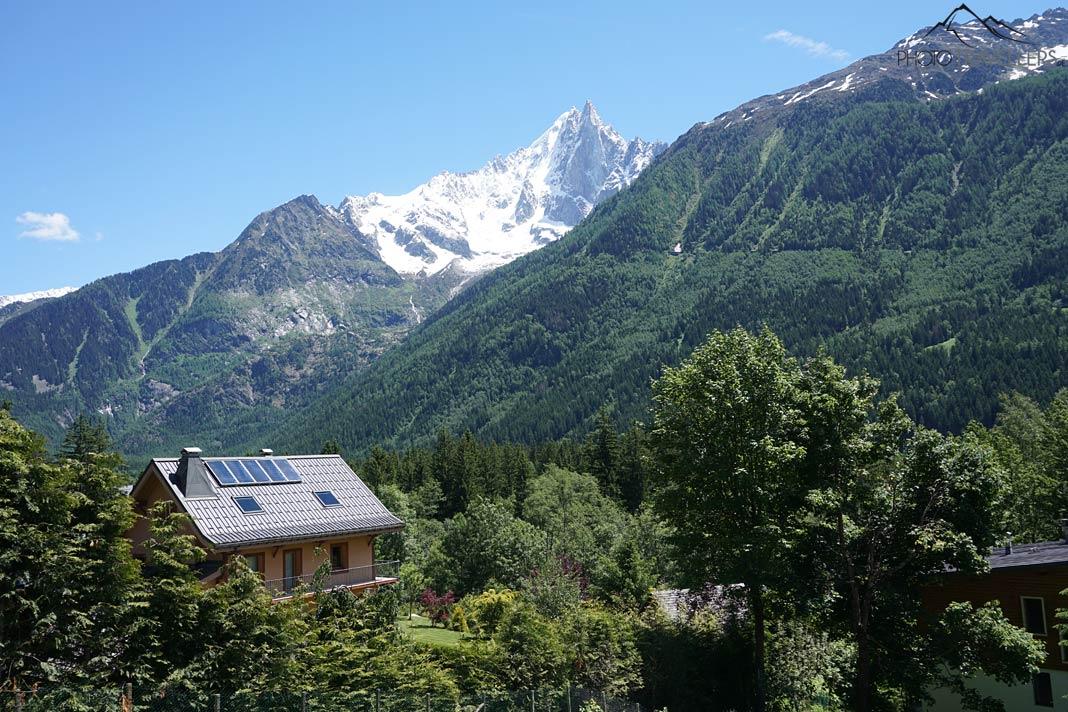 Uma casa no vale de Chamonix, com um pico acidentado ao fundo