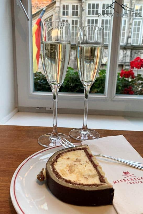 Deux coupes de champagne et un gâteau marzipan au Café Niederegger à Lübeck
