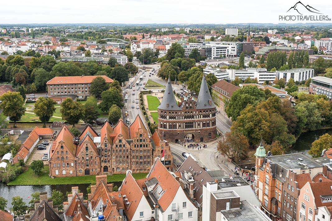 Vue sur le célèbre Holstentor depuis l'église St. Pierre