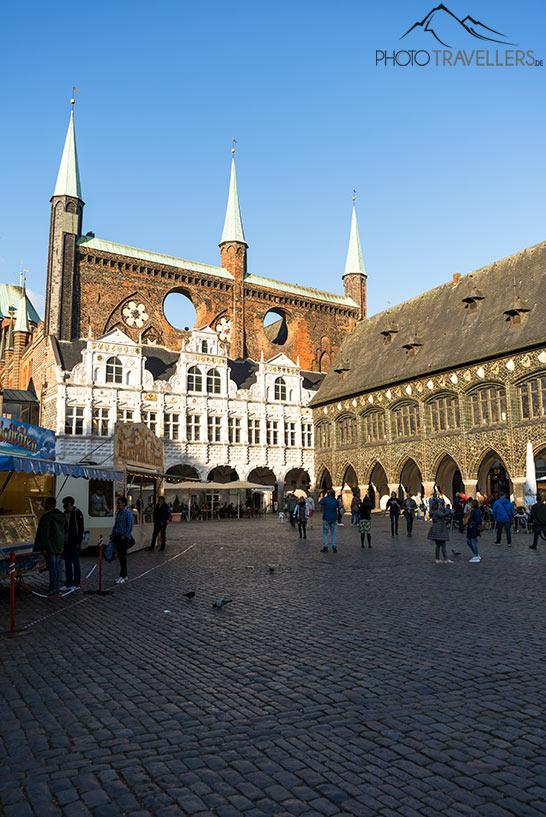 Le marché avec la mairie à Lübeck
