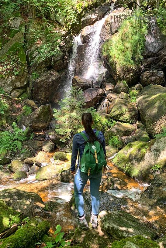 Biggi diante da cachoeira