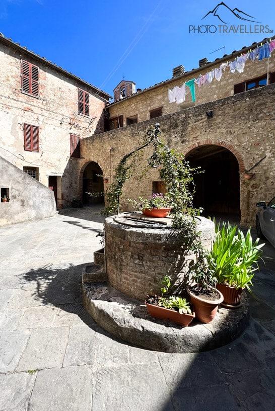 Una pequeña fuente en el casco antiguo de Asciana
