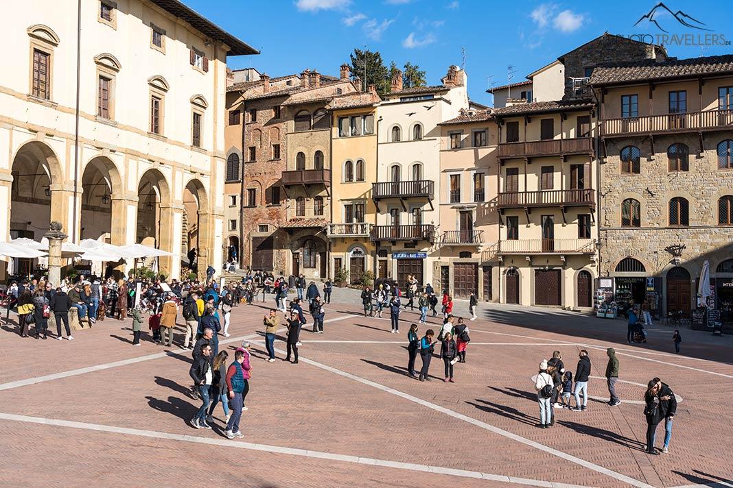 Visitantes en la Piazza Grande de Arezzo