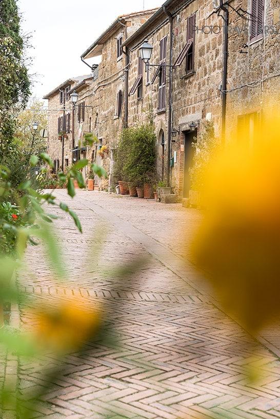 La calle principal en Sovana