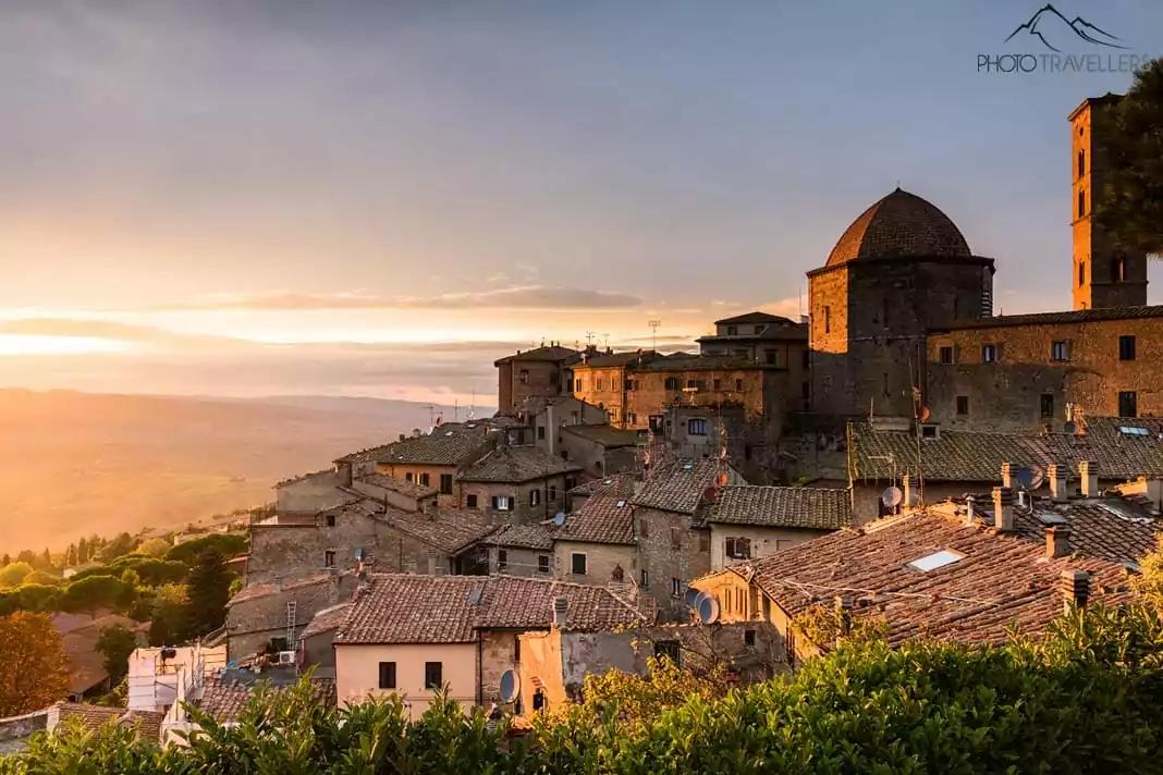La puesta de sol en Volterra con vista a la ciudad