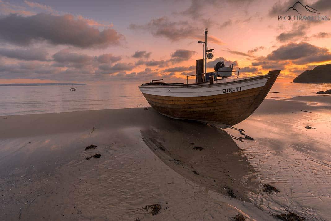 Un barco de pescador en la playa de Binz en Rügen