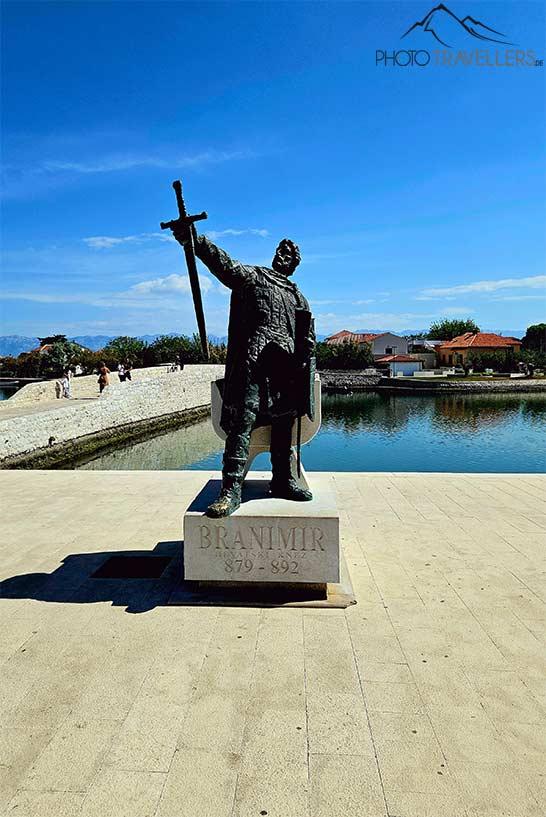 La statue du prince Branimir se dresse à côté du pont menant à la vieille ville de Nin