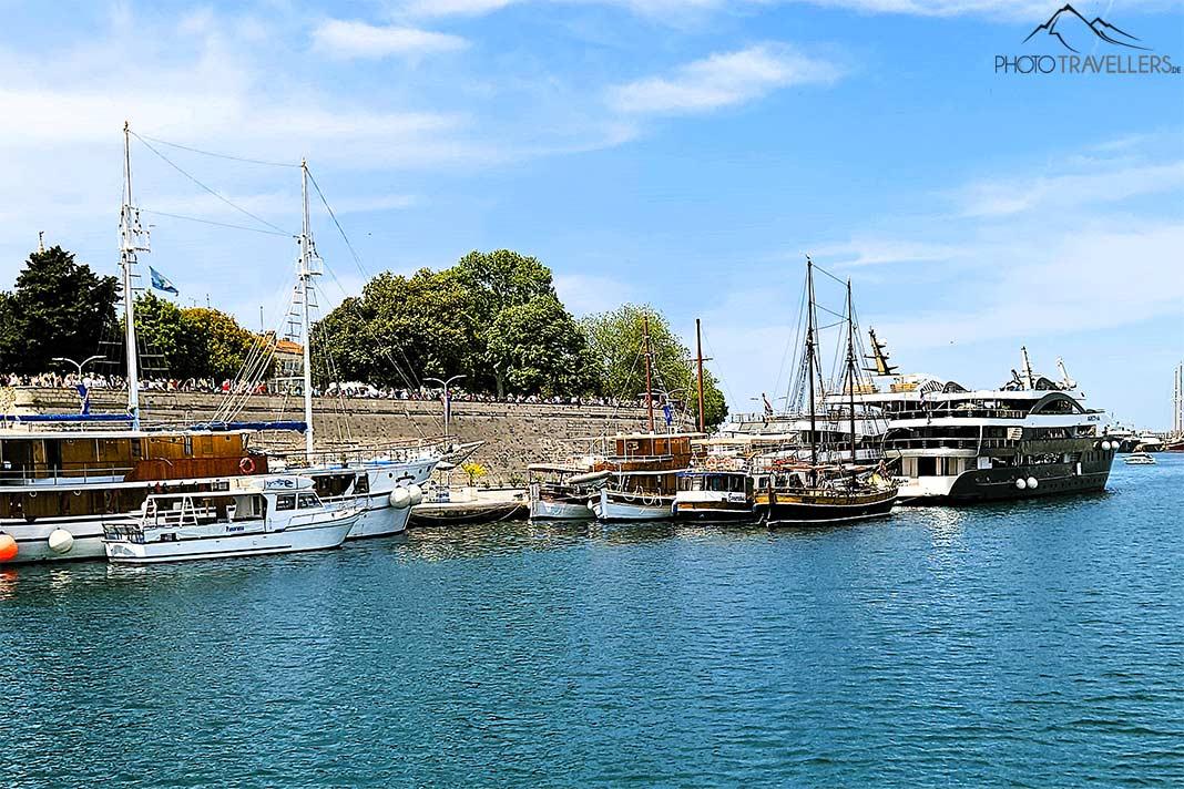 Des bateaux de plaisance et des ferries accostent sous les remparts de Zadar