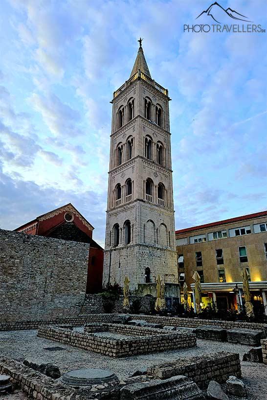 Vue sur le clocher de la cathédrale Sainte-Anastasie et les fondations romaines au premier plan