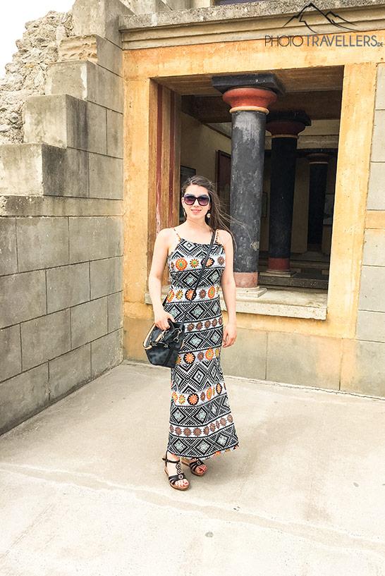 A blogueira de viagens Biggi Bauer em um vestido de verão no Palácio de Knossos em Creta