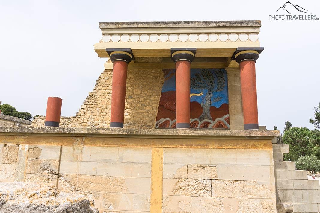 Um edifício com colunas vermelhas no Palácio de Knossos