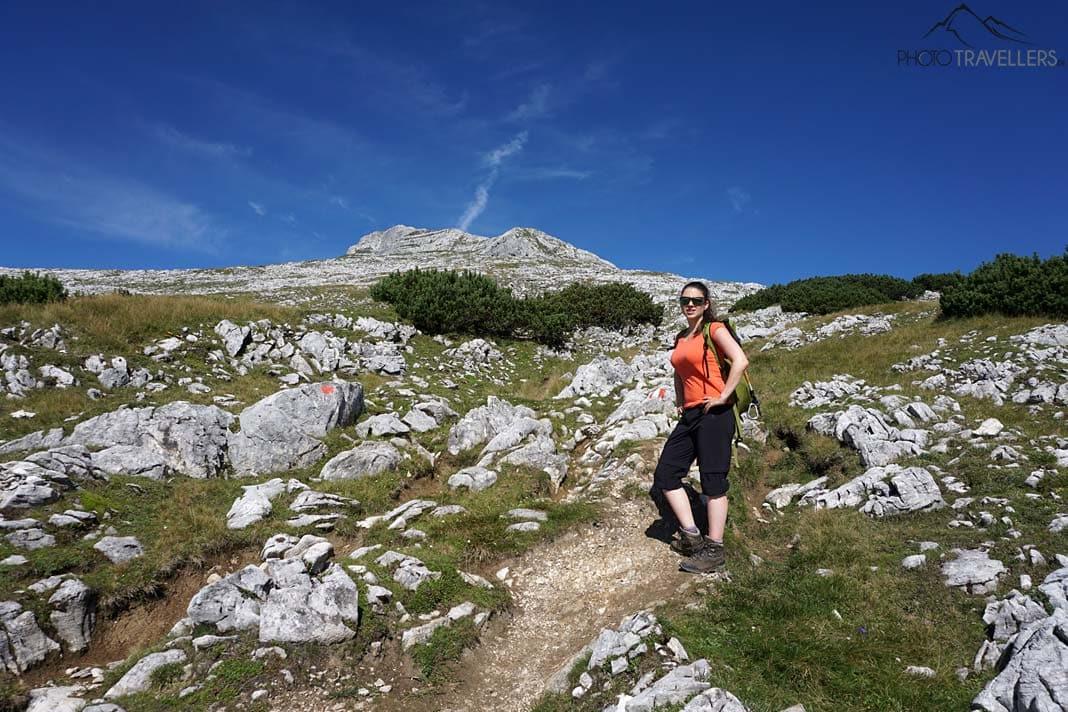 Blogueuse voyage Biggi Bauer sur le plateau en dessous du sommet du Guffert
