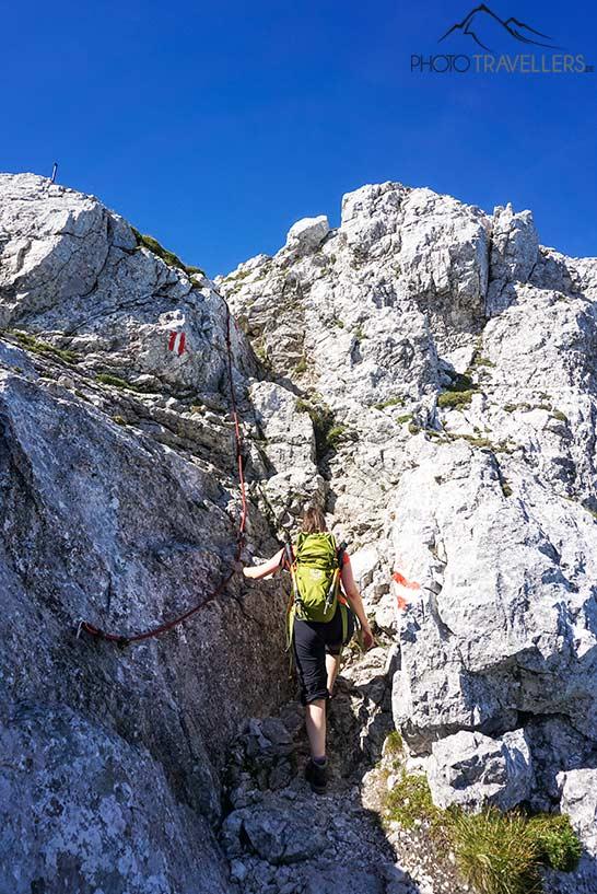 Blogueuse voyage Biggi Bauer escalade un tronçon sécurisé par corde en dessous du sommet du Guffert