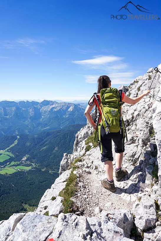 Blogueuse voyage Biggi Bauer à un endroit exposé du sentier de randonnée menant au Guffert
