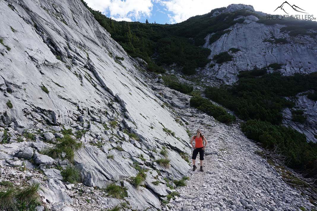 Blogueuse voyage Biggi Bauer à côté d'une falaise, où passe le sentier de randonnée du Guffert