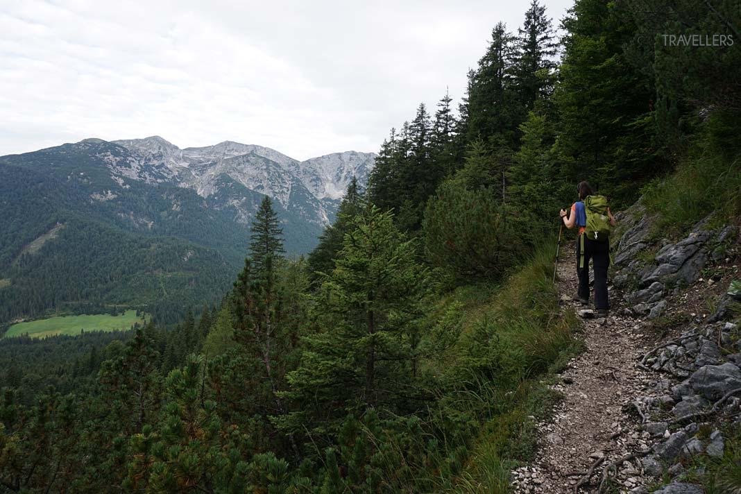 Blogueuse voyage Biggi Bauer sur un chemin avec vue
