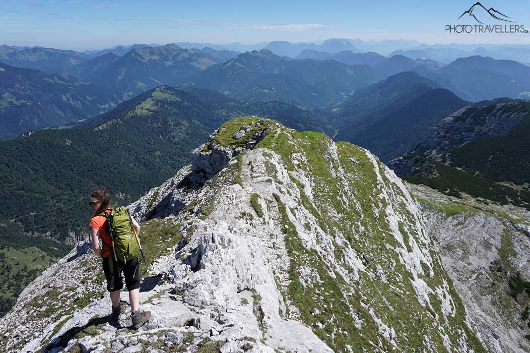 Blogueuse voyage Biggi Bauer descendant le sentier de randonnée du Guffert