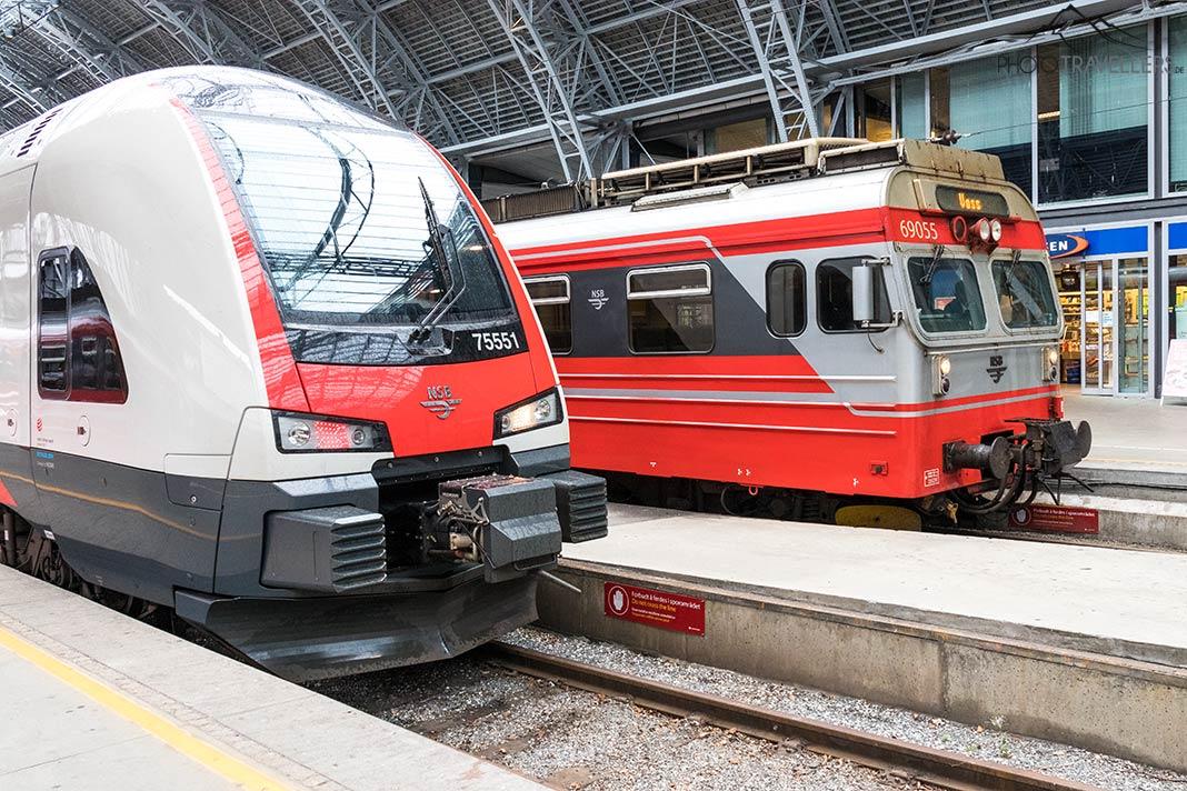 Dois trens da Ferrovia Norueguesa em uma estação de trem